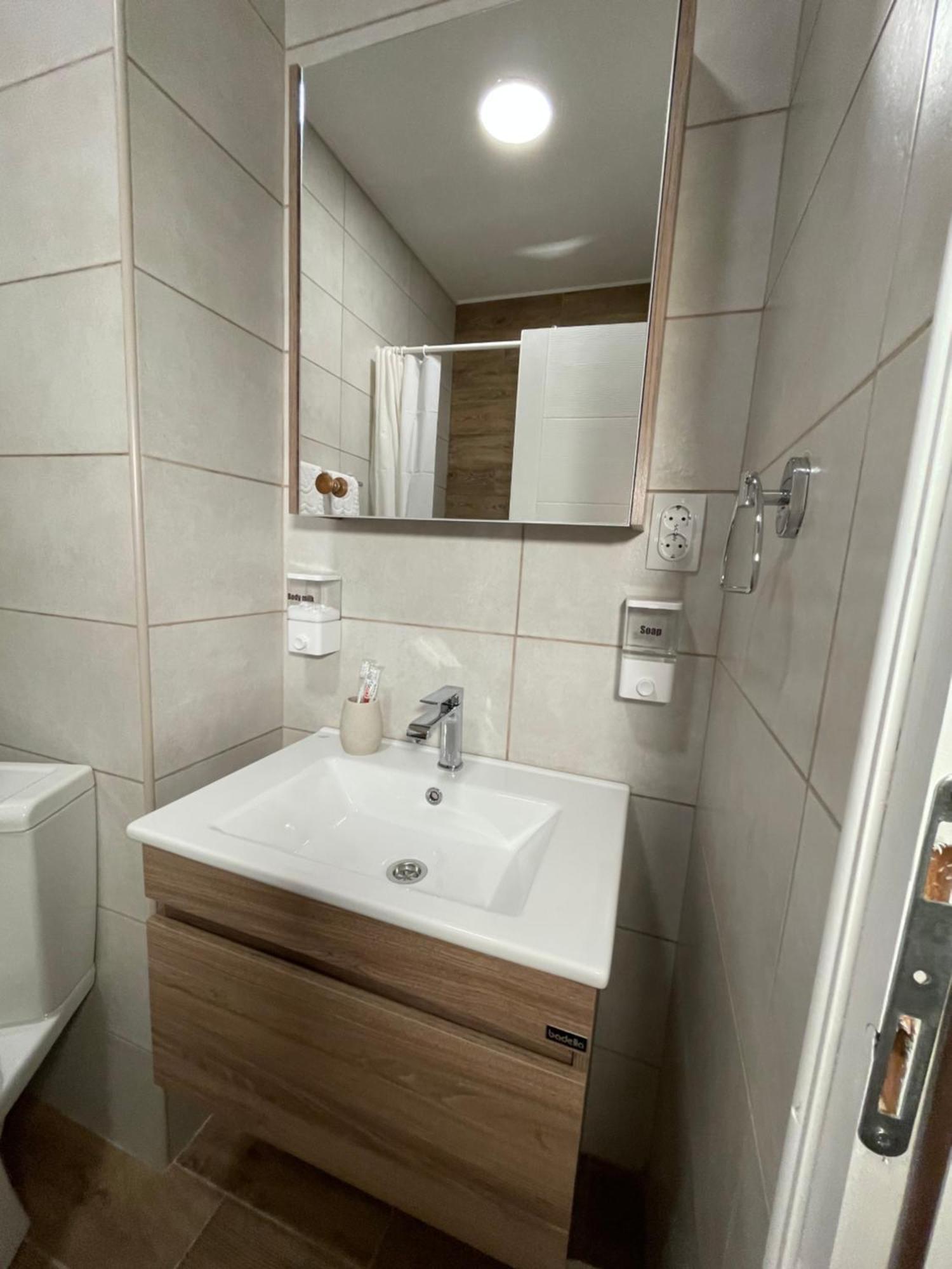 Airport Alexandra Apartment *